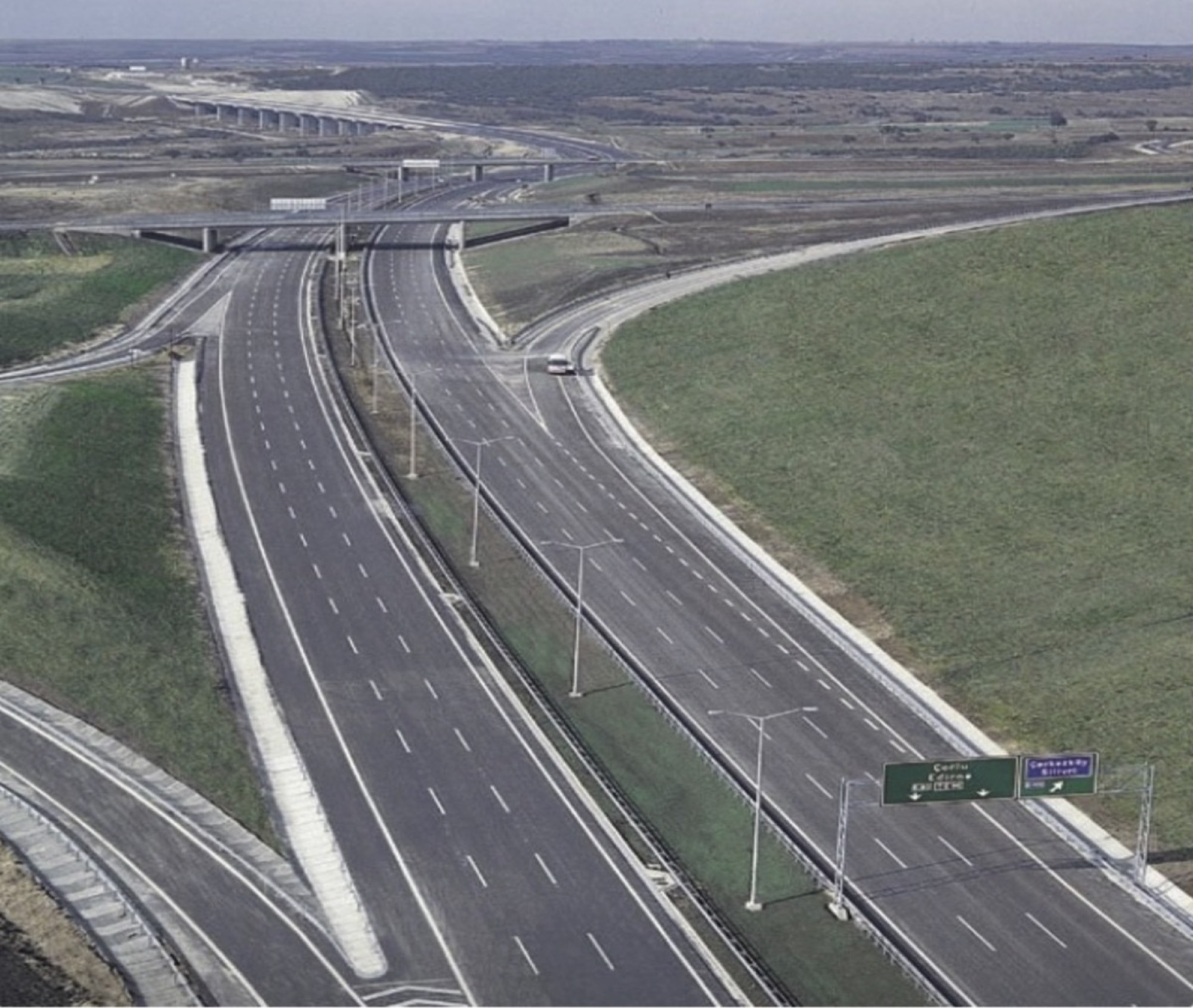 Köprülü kavşak ve viyadük — tamamlanmış otoyol kavşağı